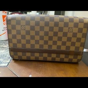 LOUIS VUITTON
Damier Ebene Tribeca Long
